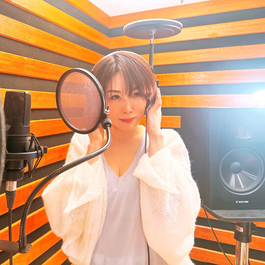 YouTubeの撮影で歌を歌うふじこ