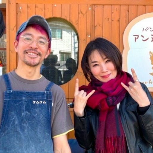 「パンのみせ アンヌアンネ」の店舗でのケムケムとふじこ
